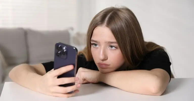 Vínculos Rotos en la Era del Algoritmo: El Impacto Clínico y Neurobiológico de la Adicción Digital en los Jóvenes