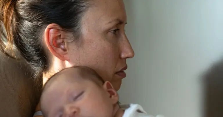 Más allá del «Baby Blues»: 5 Hallazgos Críticos sobre la Psicosis Posparto que Debemos Conocer